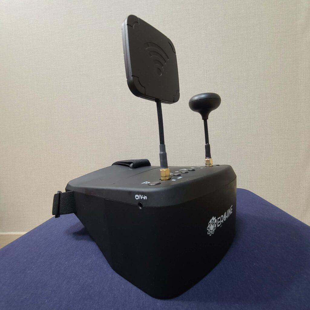 FPV headset with patch and circular antenna
